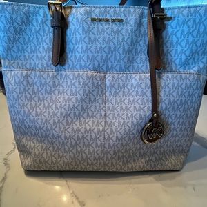 MICHAEL KORS Authentic NWT Bedford Lg pocket tote! ❤️